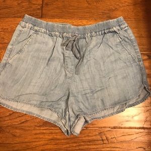 Elastic drawstring denim shorts